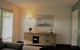Leer, Haus Benefit